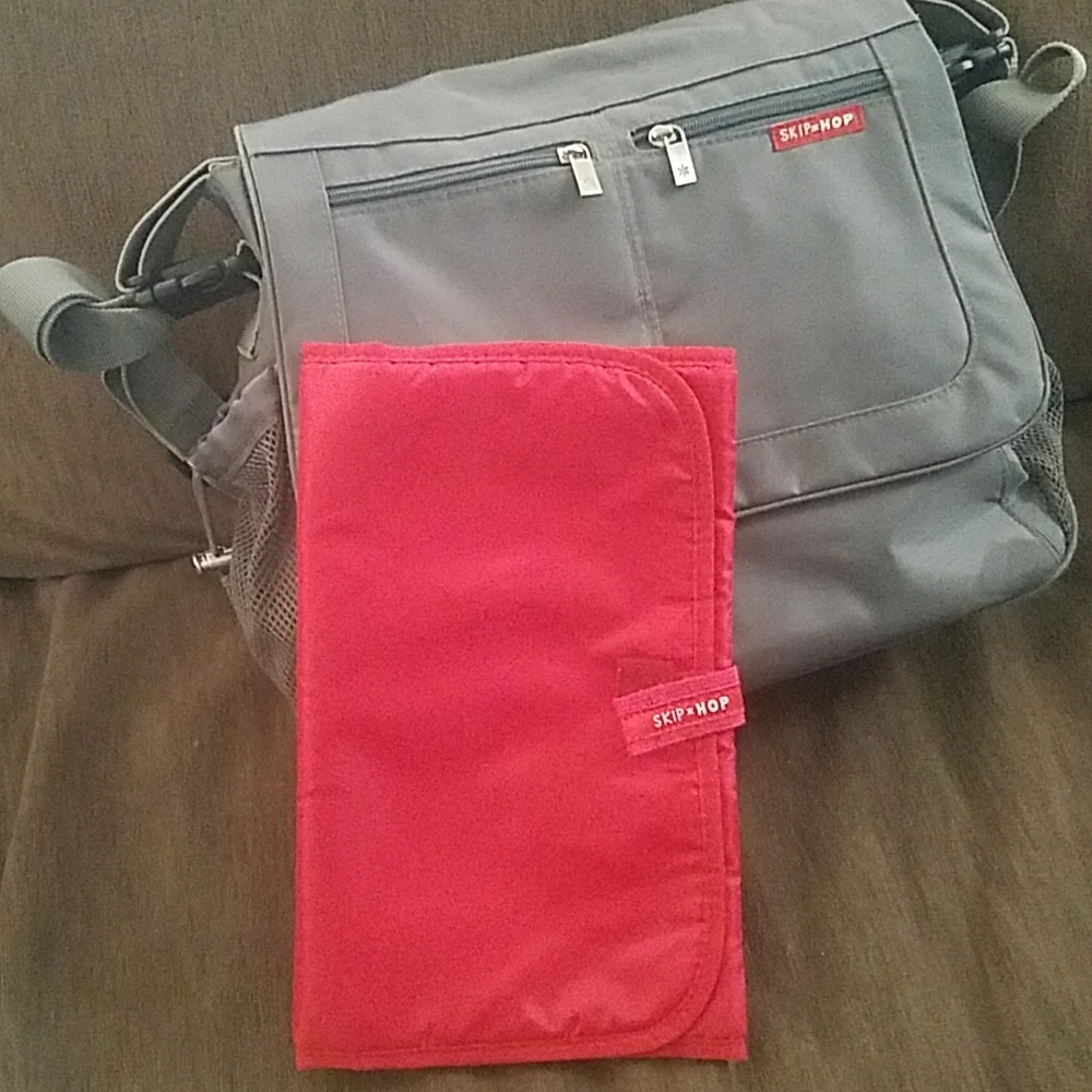 LAST CHANCE! SkipHop gray messenger diaper bag, Many zippered pckts, 2 btl hldrs